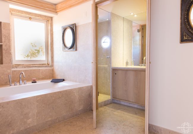 Banheiro brilhante com banheira de pedra e janela