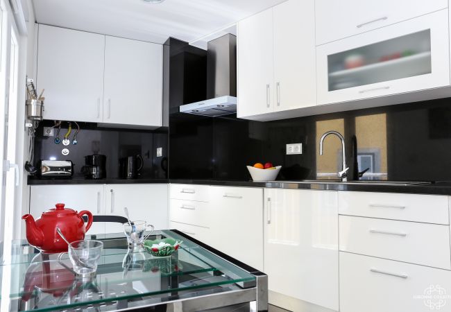 Cozinha de luxo em mármore preto e branco brilhante com placas de cozinha