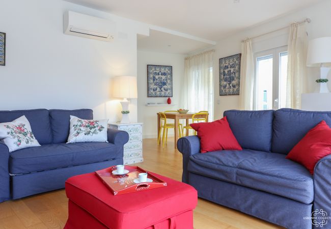 Brilhante sala de estar com ar condicionado e acesso directo ao terraço