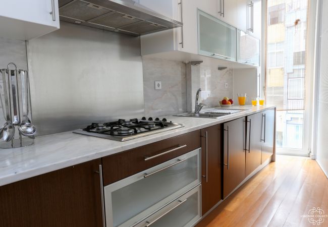 Cozinha com janela autêntica vista de Lisboa