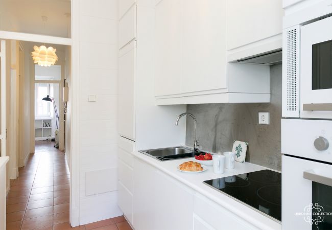 cozinha de luxo com vista para o corredor de entrada com forno, microondas, fogão