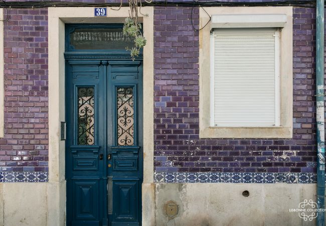 Fachada do edifício no centro de Lisboa, onde o apartamento está localizado. Porta típica portuguesa