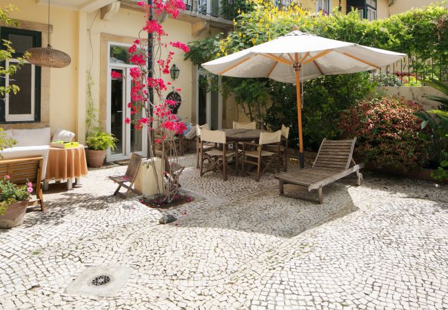 jardim típico e acolhedor no centro de Lisboa com mesa e cadeiras