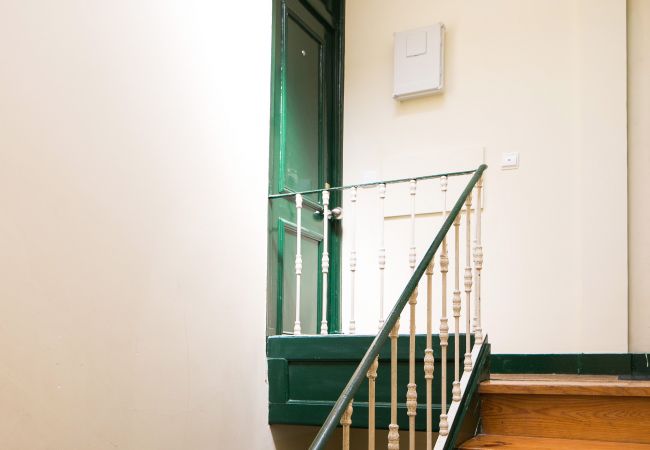 Escada de Lisboa de um apartamento barato no coração de Lisboa 