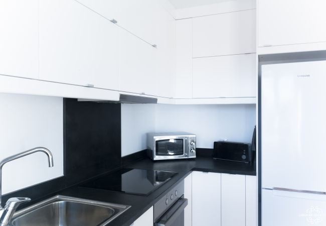 Grande moderna cozinha preto e branco com microondas 