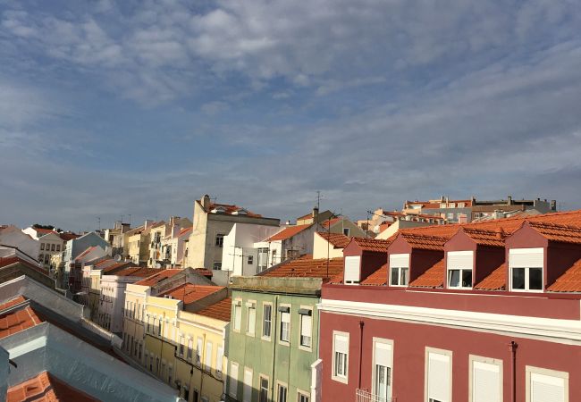 Vista do acesso exterior ao bairro da Graça em Lisboa 