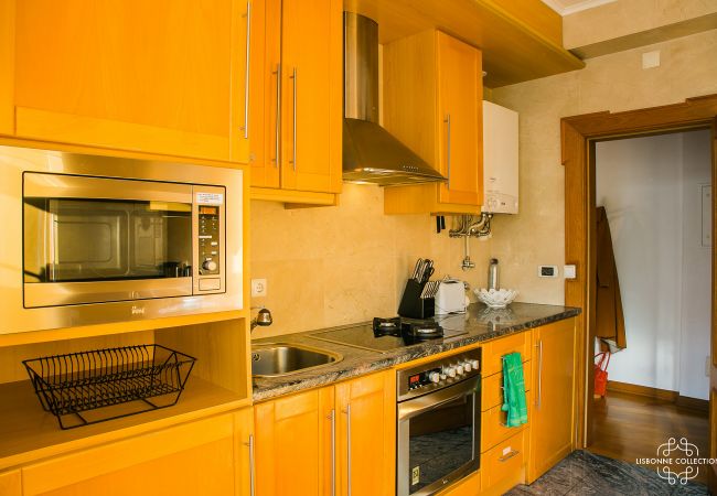 Cozinha espaçosa e totalmente equipada num apartamento perto do Castelo de São Jorge 