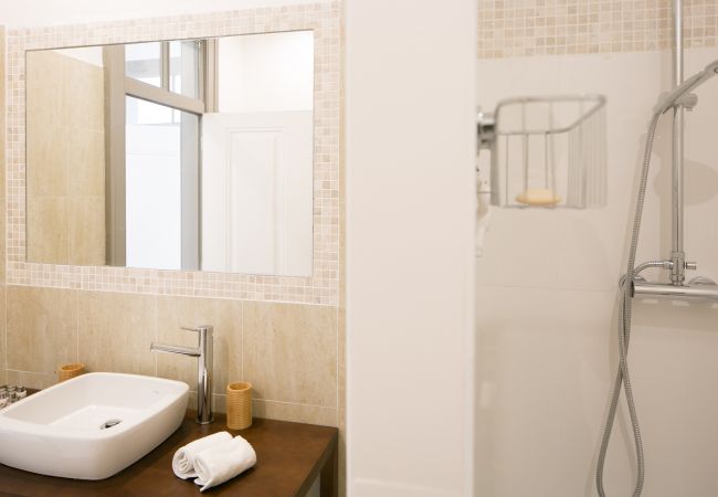 Casa de banho totalmente equipada em um apartamento para alugar em Lisboa