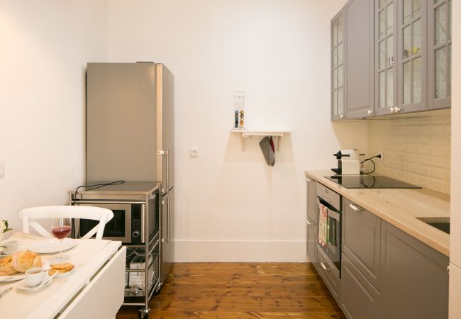Cozinha totalmente equipada num apartamento alugado em Lisboa