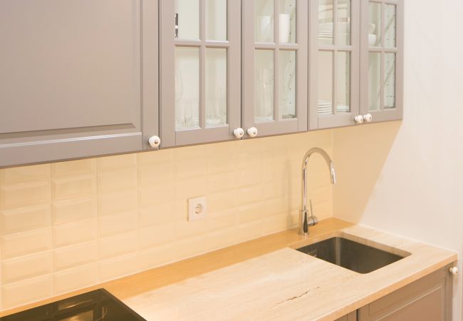 Cozinha com armário de pia e placa vitrocerâmica para alugar