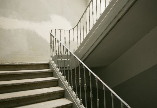 Grande escadaria típica e prestigiada no coração do Chiado em Lisboa