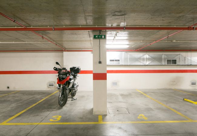 Garagem sob o prédio para alugar com espaço para estacionamento com apartamento