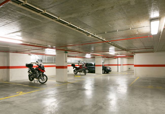 Estacionamento subterrâneo do prédio onde o apartamento para alugar está localizado