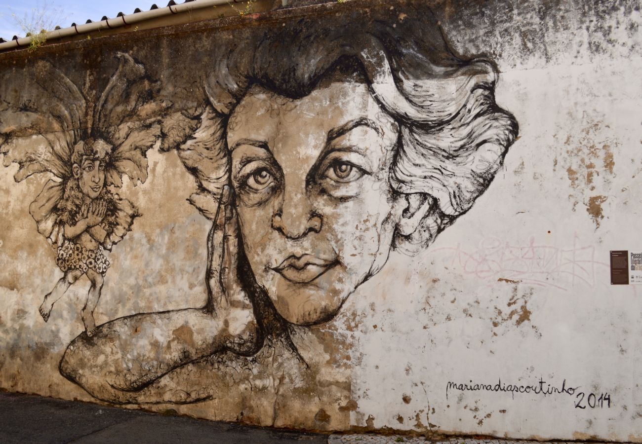 Arte de rua no bairro da Graça, distrito do centro histórico