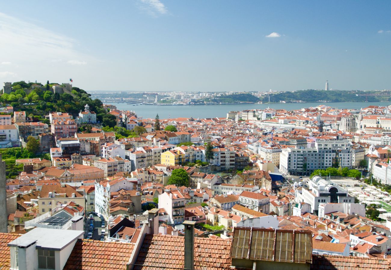 Vista do Mirador de Graça em toda Lisboa e no Tejo
