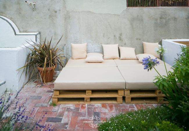 Sofisticado sofá autêntico vintage ao ar livre