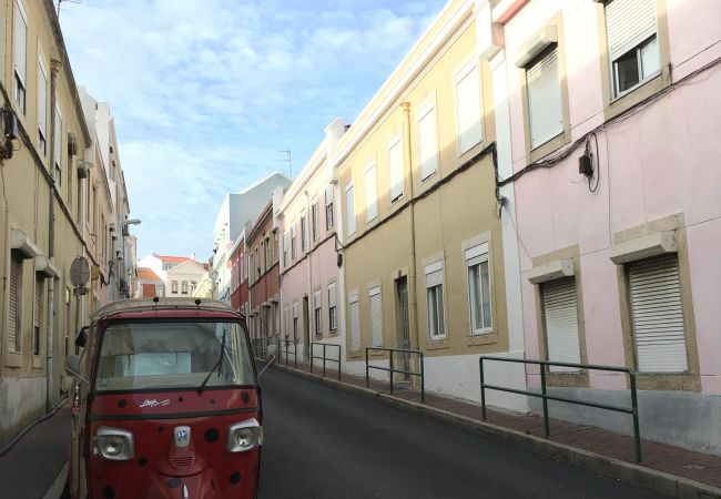 Rua típica de Lisboa com tuk tuk para visitar o centro da cidade