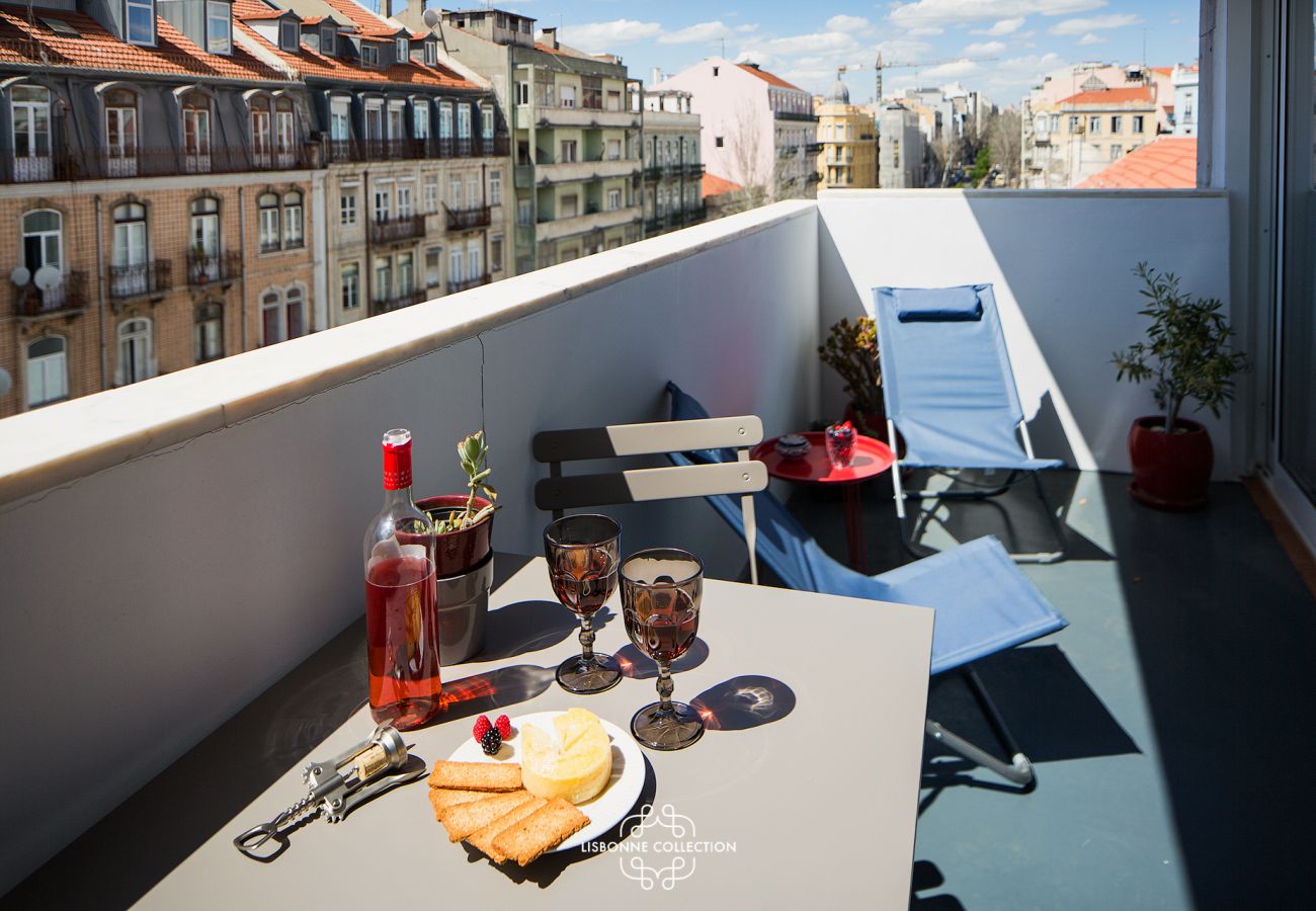 Acesso exterior em uma varanda-terraço com vista para Lisboa
