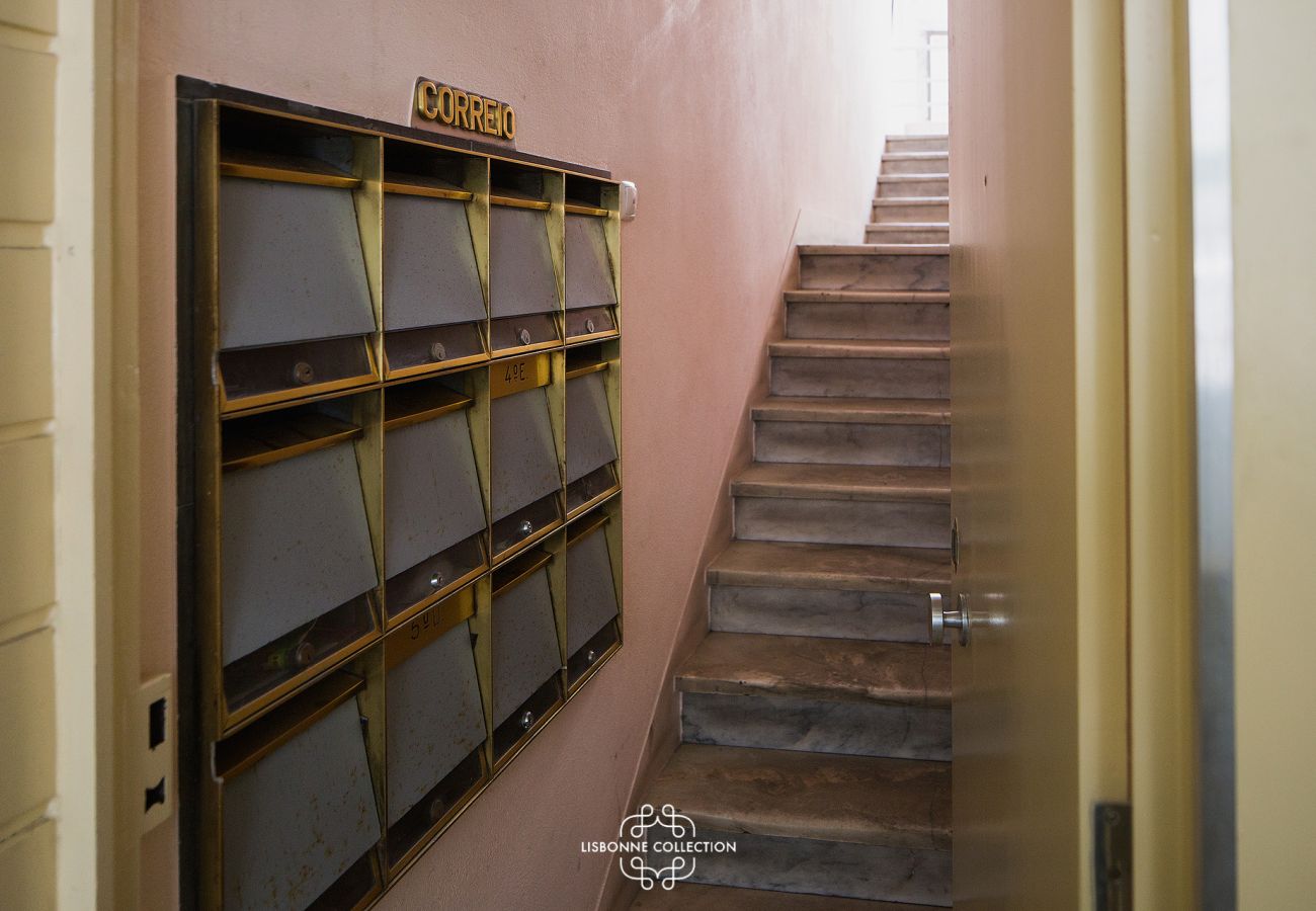 Escadas que dão acesso ao apartamento para alugar no coração de Lisboa