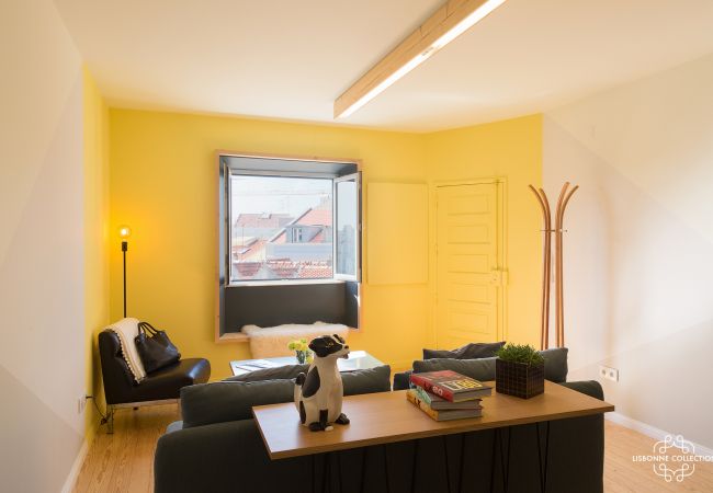 Apartamento com decoração amarela, sóbria e elegante para uma estadia
