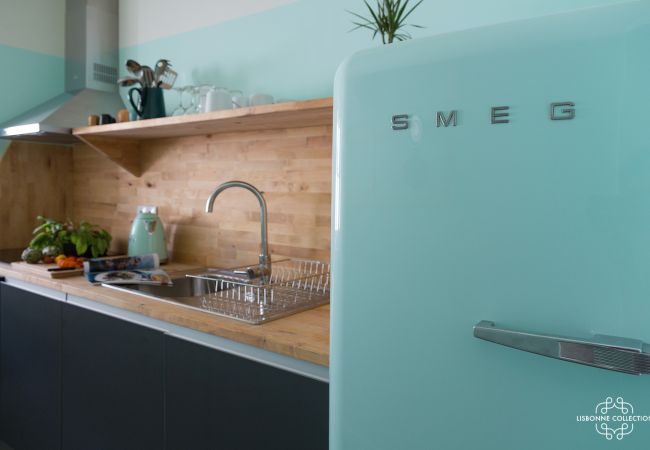 Geladeira moderna e colorida em uma cozinha de luxo
