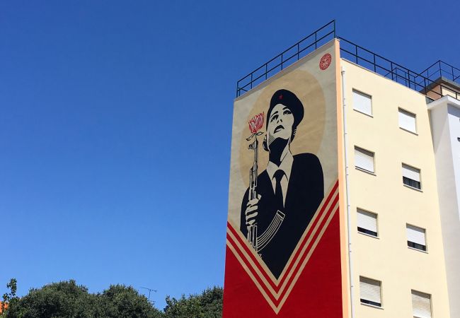 Arte de rua vermelha dominante no bairro da Graça de Lisboa