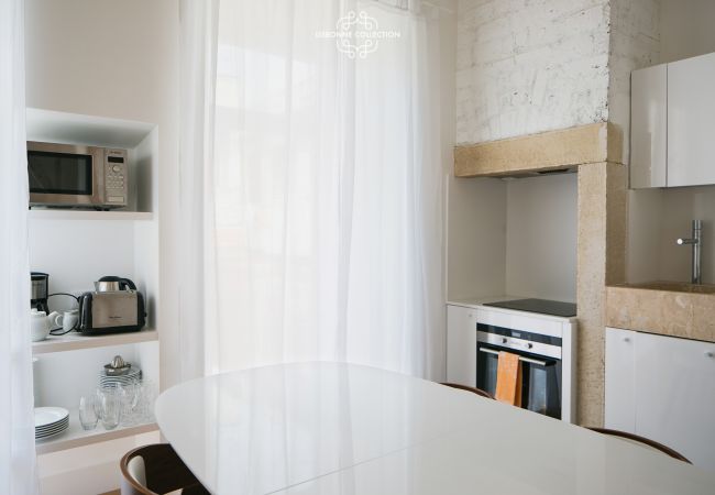 Cozinha de jantar branca e moderna para uma estadia na capital portuguesa