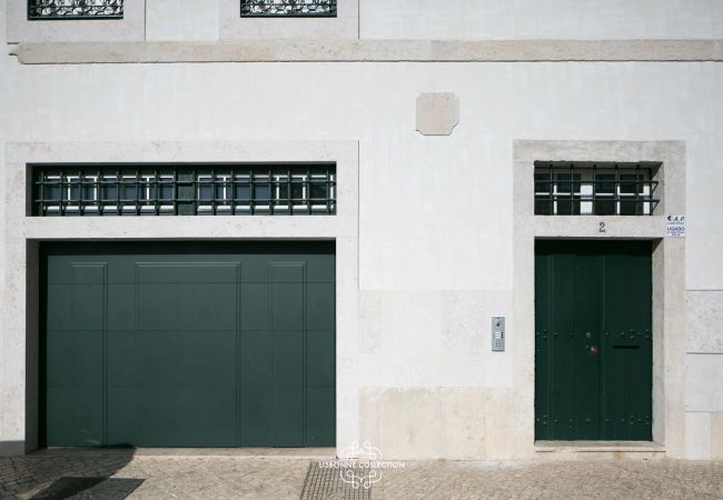 Porta da garagem e porta de entrada do edifício 