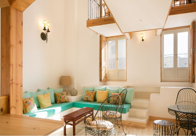 Brilhante e colorida espaçosa sala de estar em um apartamento para alugar 