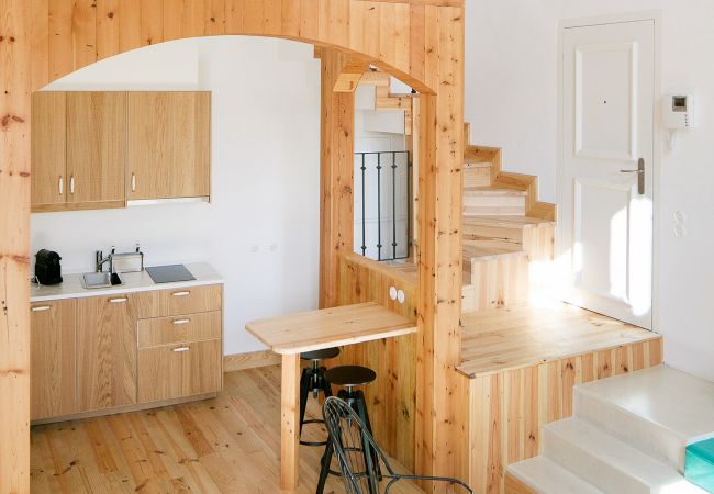 Cozinha rústica totalmente equipada com acesso ao piso 