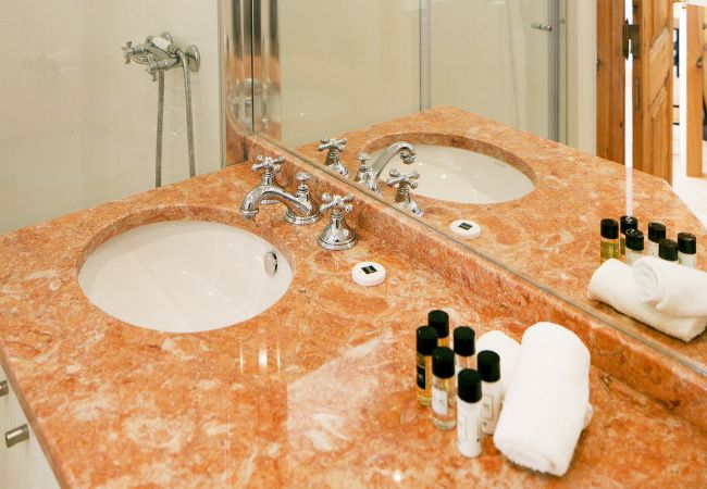 Banheiro de mármore de alta qualidade, criado pela Coleção Lisbon 