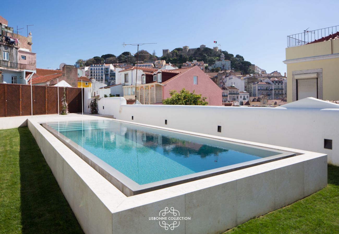 Grande piscina azul com vista panorâmica da capital portuguesa