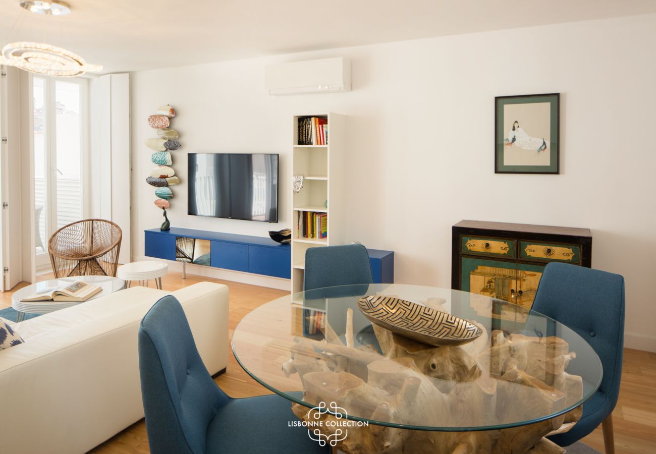 Sala de estar gigantesca com móveis de verão cor mar azul 