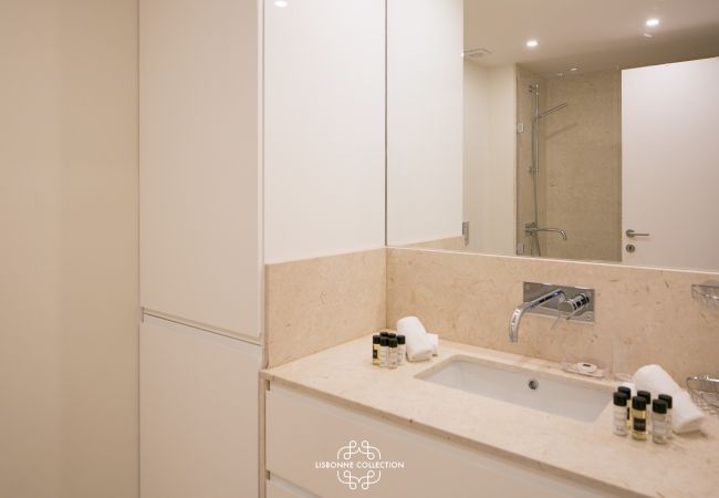 casa de banho totalmente equipada com vaidade de mármore