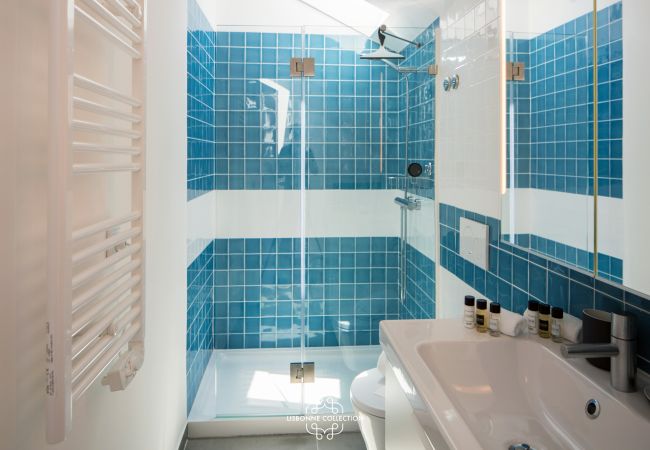 banheiro com banheira na cor azul