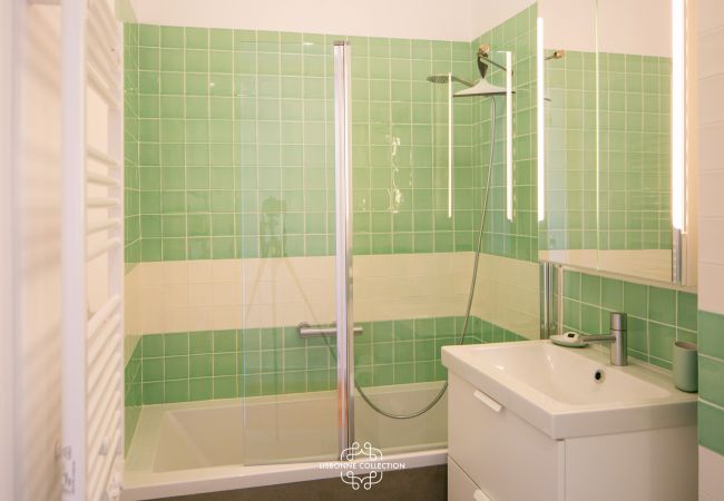 banheiro com banheira verde