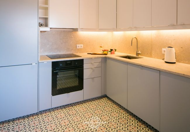 cozinha de azulejos com forno e fogão