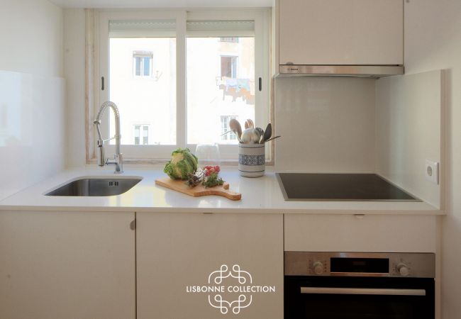 Apartamento em Lisboa - One bedroom Apartment + working desk with beautiful terrace and view 79 by Lisbonne Collection